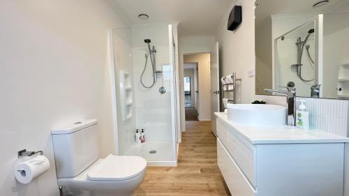 弗兰克顿Remarkable Stay with Mountain View’s的白色的浴室设有卫生间和水槽。