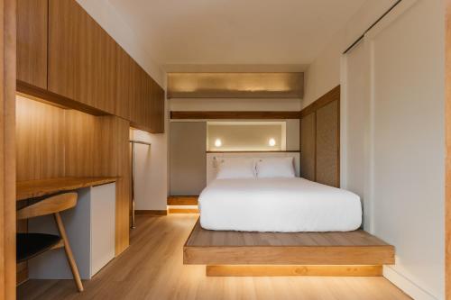 首尔Luxury hanok with private bathtub - SN06的一间小卧室,配有一张床和一张书桌