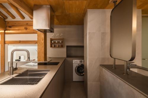 首尔Luxury hanok with private bathtub - SN06的厨房配有水槽和洗衣机