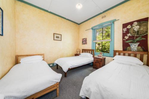 卢拉布里加洛度假屋的带窗户的客房内设有两张单人床。