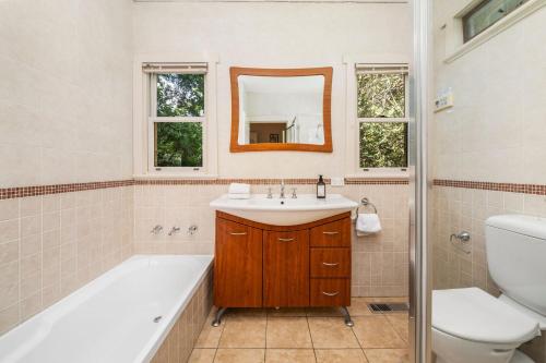 卢拉布里加洛度假屋的带浴缸、盥洗盆和卫生间的浴室