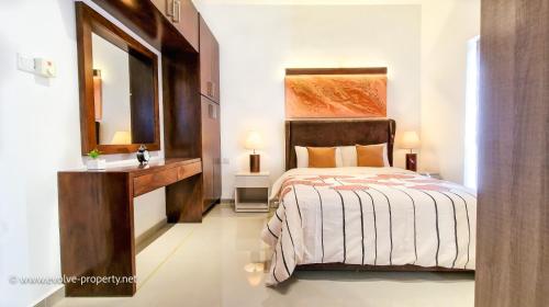 科伦坡Luxurious 2 bedroom apartment - Ariyana Resort Apartments -Athurugiriya的一间卧室配有床、水槽和镜子