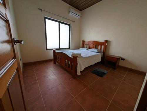Playa CopelCasa Pura Vida Copal KiteBeach的一间卧室设有一张床和一个窗口