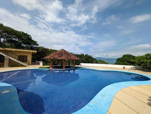 Playa CopelCasa Pura Vida Copal KiteBeach的一个带凉亭的大型蓝色游泳池