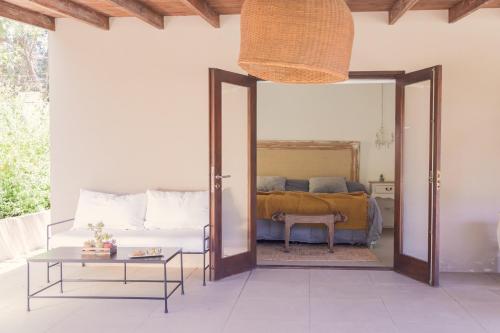 埃斯特角城Casa Shanti - La Barra的一间卧室配有一张床和镜子