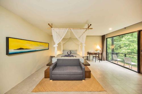 高兰SriLanta Resort and Spa的卧室配有床和盥洗盆