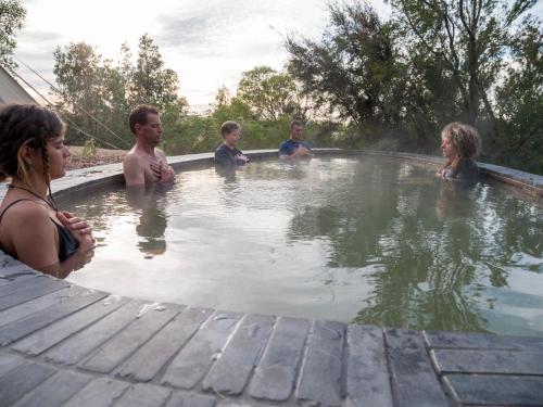 梅顿Metung Hot Springs的一组站在热水浴缸中的人