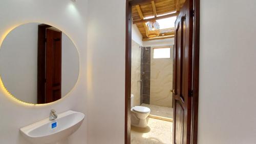 巴里查拉CASA CAMPESTRE VILLA COVA Da IRIA BARICHARA的一间带水槽和镜子的浴室