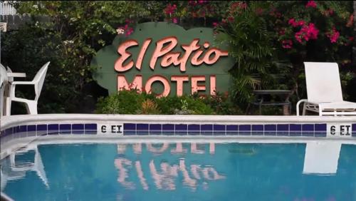 基韦斯特艾尔派提奥汽车旅馆的游泳池旁酒店标志