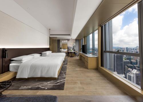 深圳深圳湾万丽酒店的酒店客房设有两张床和大窗户。