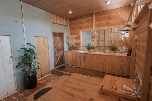 大叻Mơ Garden Retreat DaLat的一间带木墙和木桌的浴室