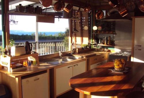 纳皮尔Bluff Hill Lighthouse B&B的厨房配有水槽和带窗户的台面