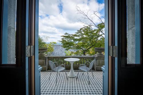 京都ホテル長楽館 京都 祇園的通往带桌椅的天井的门