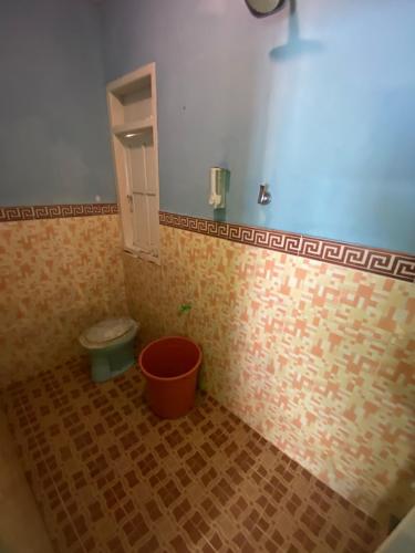 卡里蒙贾瓦Ocean house karimunjawa的一间带卫生间和桶的浴室
