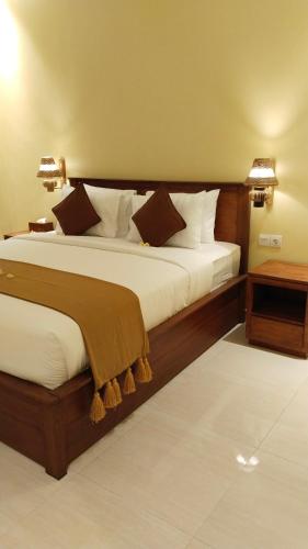 乌布D'Natha Villa Ubud的一间卧室配有一张带白色床单的大床