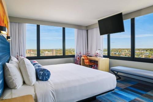南本德雅乐轩南本德酒店的卧室设有一张白色大床和大窗户
