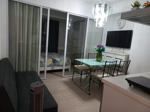 马尼拉Azure Urban Resort and Residences Bahamas Tower的一间带桌子的客厅和一间卧室