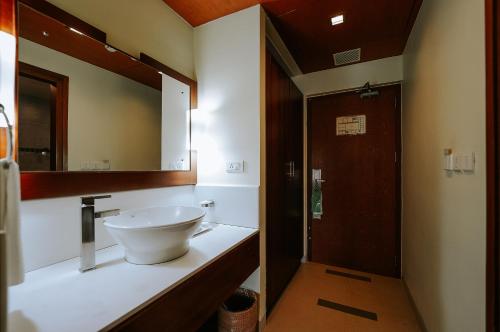 古鲁瓦尤尔Devaragam的一间带水槽和镜子的浴室