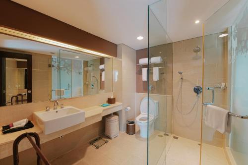 库塔 怡舒乐酒店的一间带水槽和淋浴的浴室