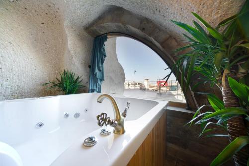 格雷梅Caverna Hotel Premium Caves的一间带水槽和窗户的浴室