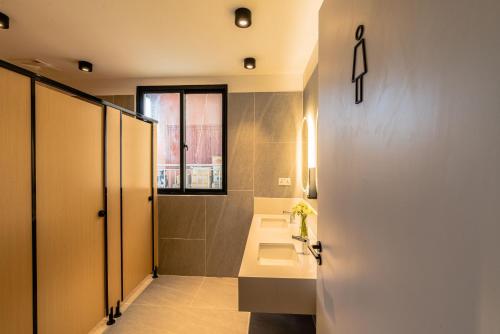 金边Emerald Hotel Residence的一间带水槽和窗户的浴室