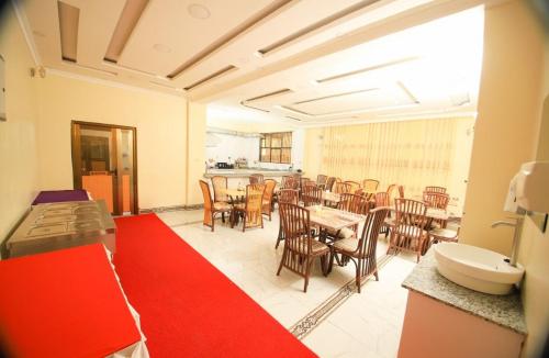 纳库鲁Gold Suite Hotel的一间带桌椅的用餐室