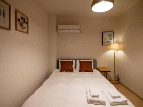 大阪Sumiyoshi Marie - Vacation STAY 12160的卧室配有一张带两个枕头的大白色床