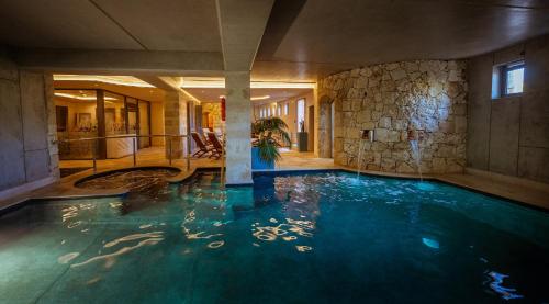 ŻabbarMulberries的一座石墙酒店的游泳池