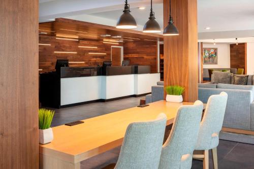沃里克Fairfield Inn & Suites by Marriott Providence Airport Warwick的一间会议室,配有木桌和椅子