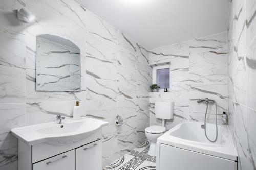 TeşilaAcasă la Doftana的白色的浴室设有水槽和卫生间。