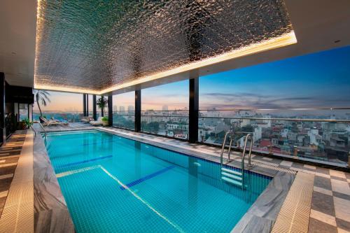 河内May De Ville Luxury Hotel & Spa的一座位于建筑屋顶的游泳池,享有美景