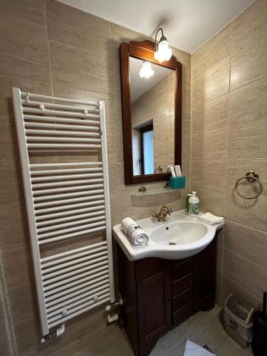 阿祖加Lucas Duplex的一间带水槽和镜子的浴室