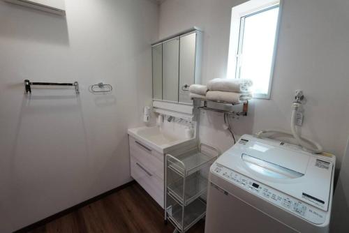 大村市【 STAY Chill ~omura~】長崎空港から車で10分！的白色的浴室设有水槽和镜子