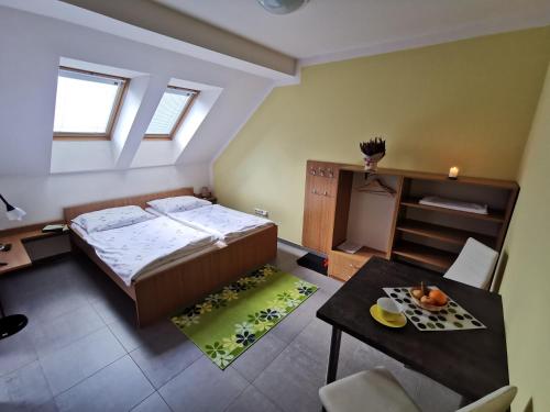 Dolní MoravicePenzion Vincent的一间小卧室,配有一张床和一张桌子