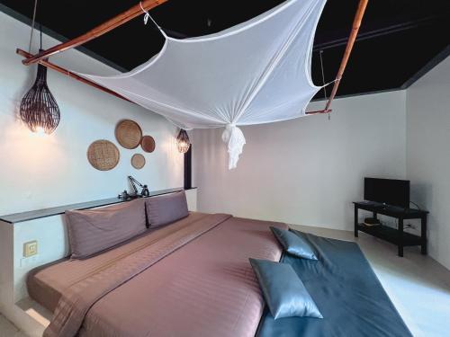 克雷登岛卡拉丹岛七海度假酒店的一间卧室,卧室内配有一张大床