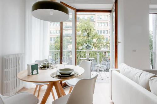 米兰Luxury 2 bedroom Apartament, close to San Siro, Fiera and 10 min metro to Duomo的白色的客厅配有桌椅