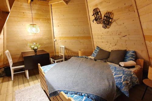 DagaliActive Adventure Base - Apartment & Lavvo, Dagali Fjellpark的卧室配有一张床和一张桌子
