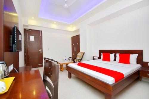 希萨尔Maharajgarh Resorts at Splash Fun Park Hisar的一间卧室配有一张床、一张桌子和一张书桌