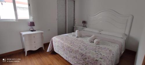 阿拉卡斯Mi pequeña terraza的一间白色卧室,配有床和床头柜