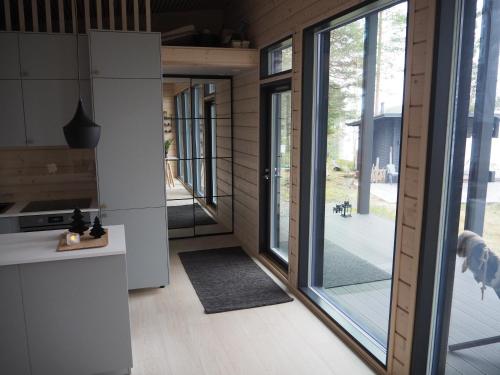 罗瓦涅米Scandinavian lakeside cottage的厨房设有通往庭院的大型滑动玻璃门