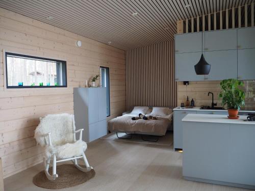 罗瓦涅米Scandinavian lakeside cottage的一个带椅子和沙发的厨房