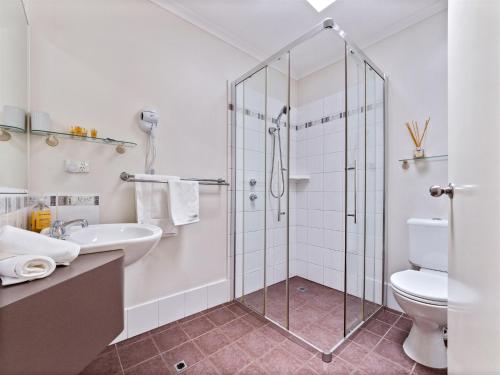 Cowaramup诺贝尔葡萄宾客酒店的带淋浴、卫生间和盥洗盆的浴室