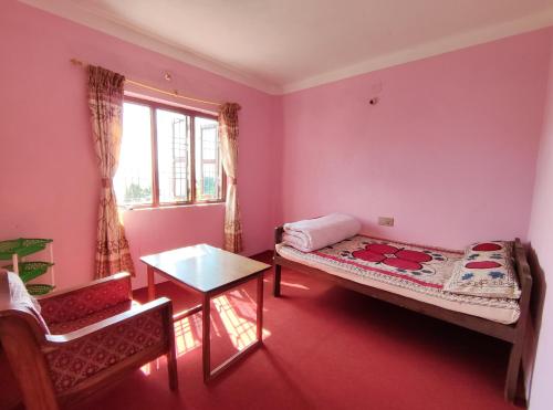 班迪普尔Nepal Village Local Family Stay的客房设有床、桌子和窗户。