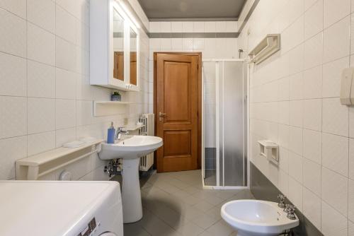 卢卡[Heart of Lucca] Style whitin the walls的一间带水槽、卫生间和淋浴的浴室