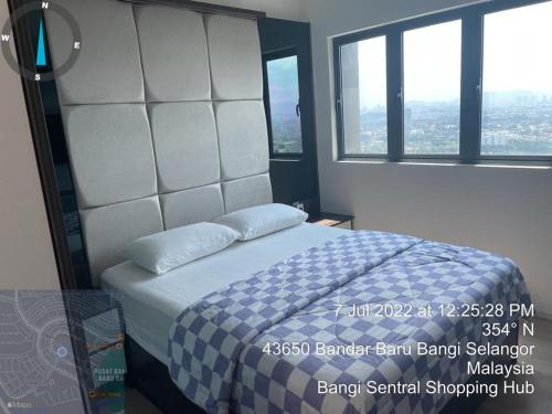 Bandar Baru BangiLuxury Skysoho Level 37 @ Gandaria Bangi的一间卧室配有一张带白色床头板和窗户的床。