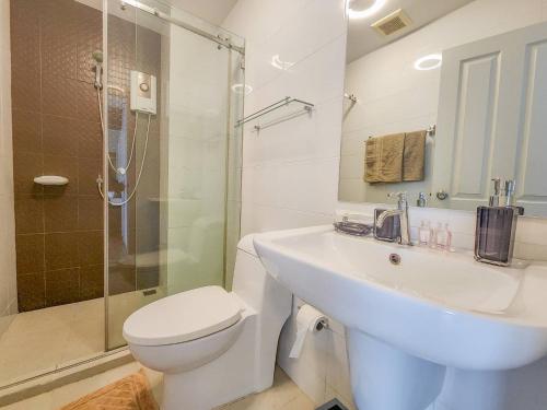 华欣塔斯特豪华公寓的一间带水槽、卫生间和淋浴的浴室
