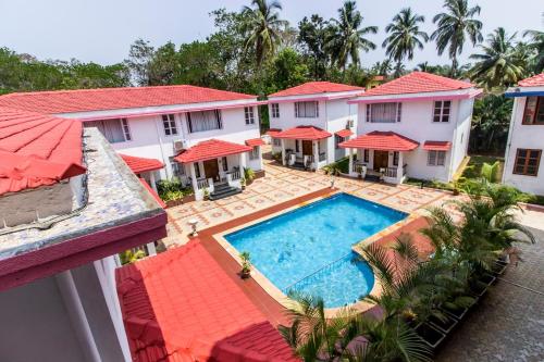 瓦加托Perfect Stay Villa and apartment的享有带游泳池的度假村的空中景致