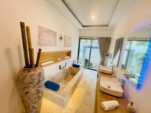 苏梅岛Yuka residence的一间带两个盥洗盆和一个大花瓶的浴室