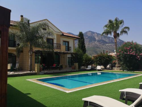 拉普索斯Stunning Private Villa - Beautiful Gardens & Pool的一座房子,设有一座山地游泳池
