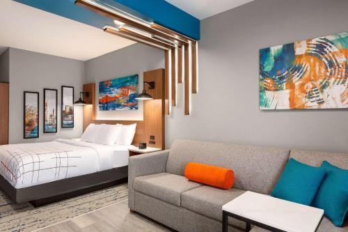劳雷尔山La Quinta Inn & Suites by Wyndham Mount Laurel Moorestown的酒店客房,配有床和沙发